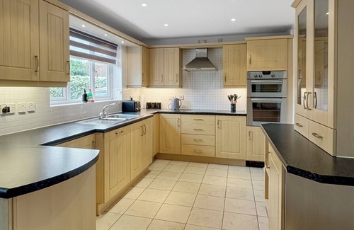 Newark House | Sleeps 10 Large 5 bed house in Village location with garden & driveway!