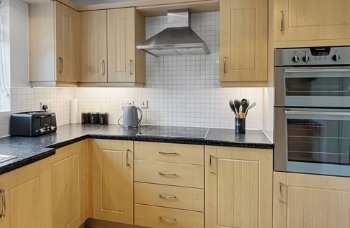 Newark House | Sleeps 10 Large 5 bed house in Village location with garden & driveway!