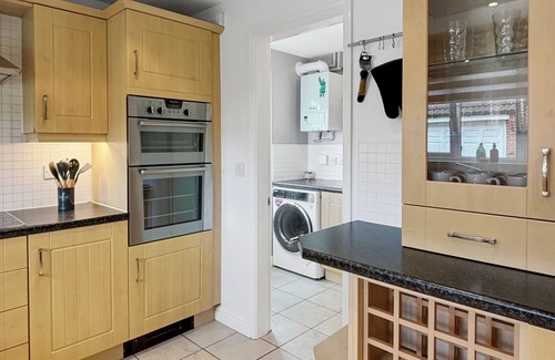 Newark House | Sleeps 10 Large 5 bed house in Village location with garden & driveway!