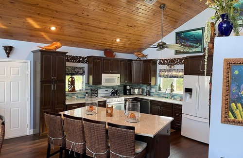 Marathon House | Sleeps 10 - Private house with 110’ of Deep Water Dockage, Pool, Hot Tub & more!