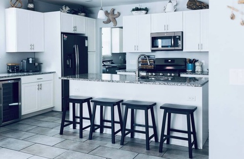Ventnor City House | Sleeps 10 | Quiet Street near Beach, Dining & A/C | 15 min to Golf & Wineries