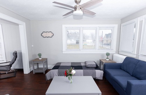 Indianapolis House | Sleeps 11! Huge 4 bd 2.5 ba Updated Farmhouse, 12 min to Downtown!