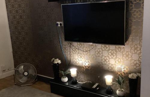 River House | Sleeps 11 -Pets Ok - Private Garden - Free Parking
