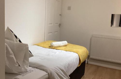 River House | Sleeps 11 -Pets Ok - Private Garden - Free Parking