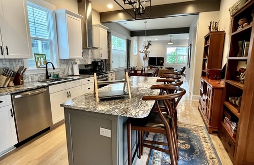 Brevard House | Sleeps 12, Stunning 4BR/4.5Bath Walking distance to downtown Brevard/trails