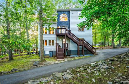 East Stroudsburg House | Sleeps 14 Hot Tub Paddle Boards Arcade Games