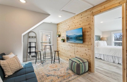 Hampton House | Sleeps 14; House for large extended family