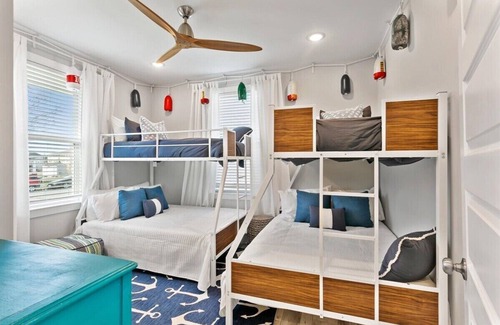 Hampton House | Sleeps 14; House for large extended family