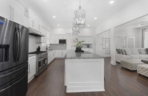 Montgomery Apartment | Sleeps 15 Movie Room Gameroom Free Parking