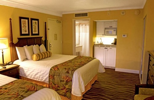 St. Pete Beach Resort | Sleeps 16! 4 Family-Friendly Units, Pool, Beach,, Parking