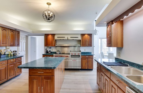 Narrowsburg House | Sleeps 19! Dine Together w/View + Pool & Sauna