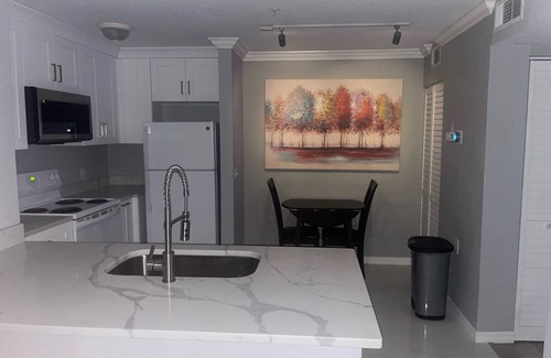 Central Sarasota Condo | Sleeps 2. Mins to Downtown, Beaches & Airport/Ground Floor Unit