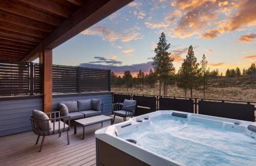 Bend House | Sleeps 20 4 Units Hot Tub Deck Near DowntownOld Bend Aerie by AvantStay
