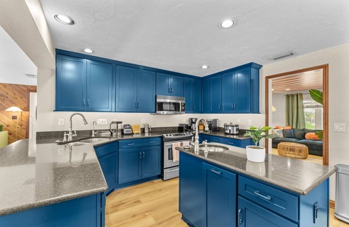 West Bradenton House | Sleeps 20~Basketball Court~Pool~Movie Room