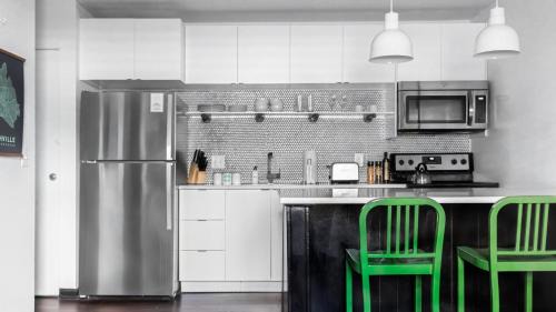 Rutledge Hill House | Sleeps 24 12 Suites in Walkable SoBro Near Downtown – by AvantStay