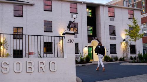 Rutledge Hill House | Sleeps 24 12 Suites in Walkable SoBro Near Downtown – by AvantStay