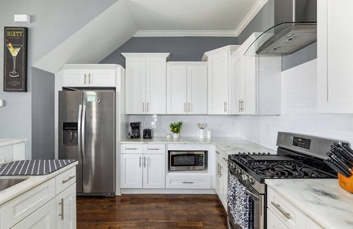 Talbot's Corner House | Sleeps 24, 2 Hot Tubs, Game & Glam Rooms, King Bds