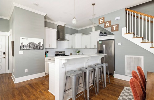Talbot's Corner House | Sleeps 24, 2 Hot Tubs, Game & Glam Rooms, King Bds
