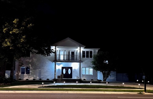 Des Plaines House | Sleeps 24+ Luxury house Near Chicago 12 king beds