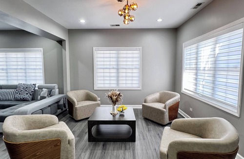 Des Plaines House | Sleeps 24+ Luxury house Near Chicago 12 king beds
