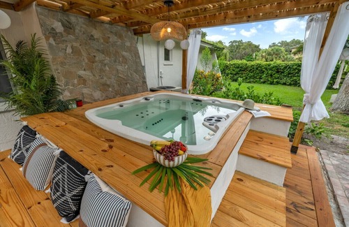 Largo Villa | Sleeps 25+ 9BR Heated Pool Hot Tub Golf Simulator Games