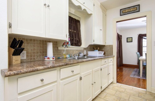 University Heights House | Sleeps 3 Couples or family - great for traveling nurses