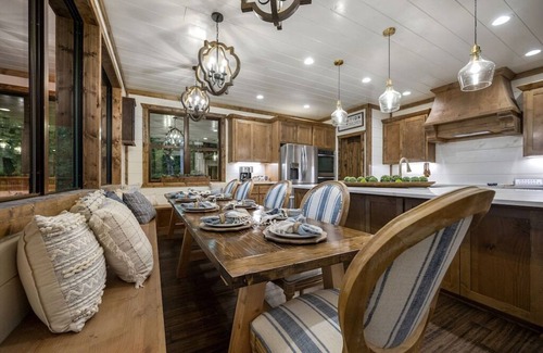 Broken Bow Cabin | Sleeps 30 * 7 Bdr-18 Beds * Lake Views * Handicap Accessible * Pet Friendly