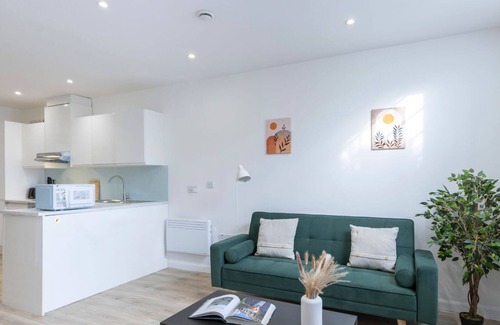 Newark Apartment | Sleeps 4 | Perfect for Contractors | Free Wi-Fi