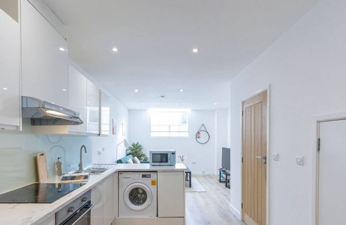 Newark Apartment | Sleeps 4 | Perfect for Contractors | Free Wi-Fi