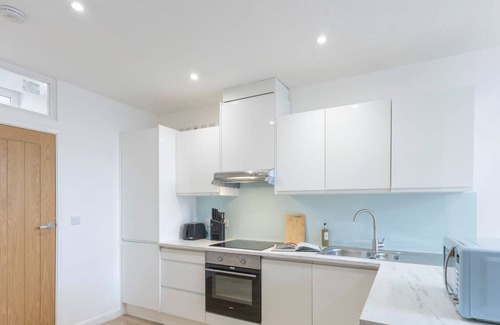 Newark Apartment | Sleeps 4 | Perfect for Contractors | Free Wi-Fi