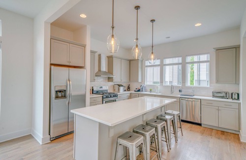 Talbot's Corner House | * SLEEPS 40* Music City Reunion - *4 Units * 12BR* 14BA * Amazing Rooftops*