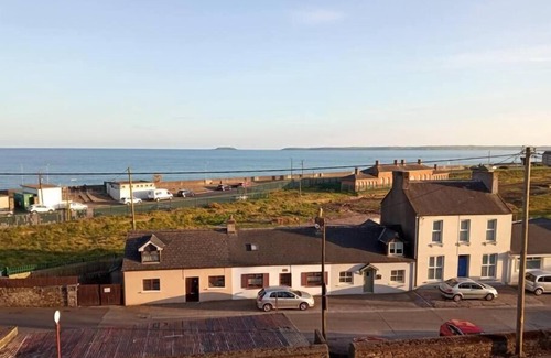 Youghal Apartment | Sleeps 6 - 100mFromBeach - Ocean View Balcony