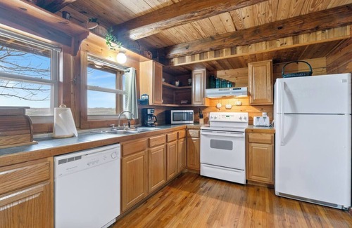 Eureka Springs House | Sleeps 6, Hot Tub, River Views