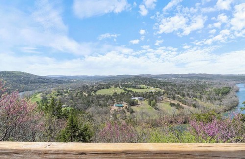 Eureka Springs House | Sleeps 6, Hot Tub, River Views