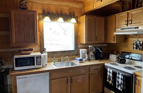 Chalet Village North Cabin | Sleeps 6. Mtn Views, Firepit, wifi, fireplace, hot tub, pool table
