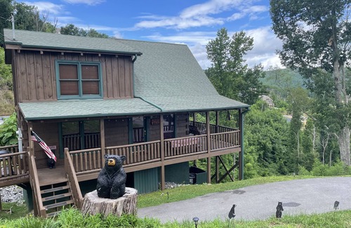 Chalet Village North Cabin | Sleeps 6. Mtn Views, Firepit, wifi, fireplace, hot tub, pool table