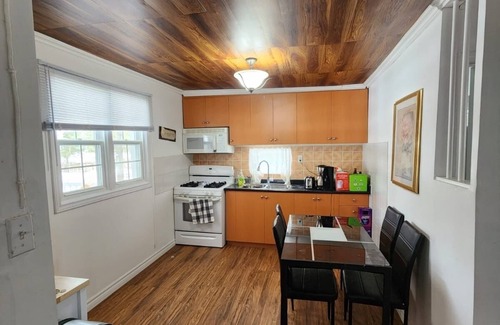 Wasaga Beach Cottage | Sleeps 6 people walking distance to the beach, affordable monthly rental.