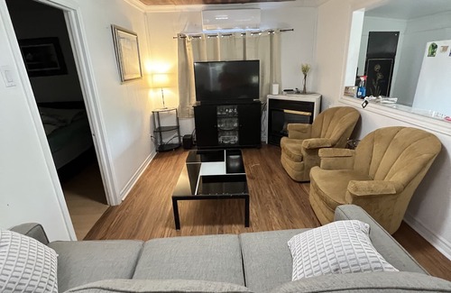 Wasaga Beach Cottage | Sleeps 6 people walking distance to the beach, affordable monthly rental.