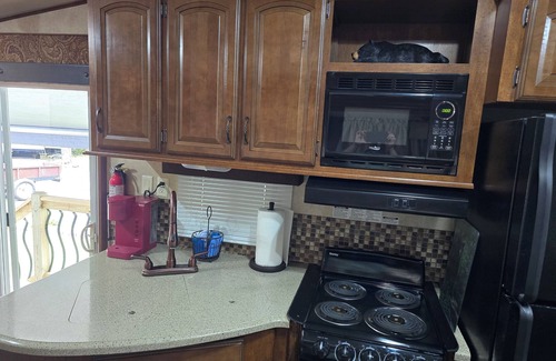 Gatlinburg - Pigeon Forge House | Sleeps 7 with a bath and a half across from the GSMNP!