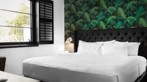Rutledge Hill House | Sleeps 8 4 Stylish SoBro Suites Near Music Dining – by AvantStay