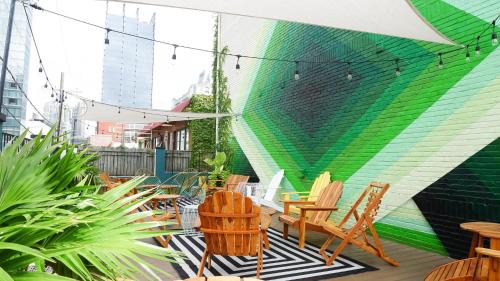 Rutledge Hill House | Sleeps 8 4 Stylish SoBro Suites Near Music Dining – by AvantStay