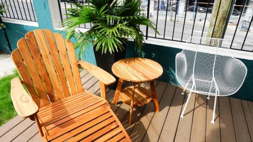 Rutledge Hill House | Sleeps 8 4 Stylish SoBro Suites Near Music Dining – by AvantStay