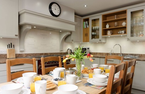Aviemore Apartment | Sleeps 8 in 2 double beds, 1 twin and 1 single bedroom with extra single bed available