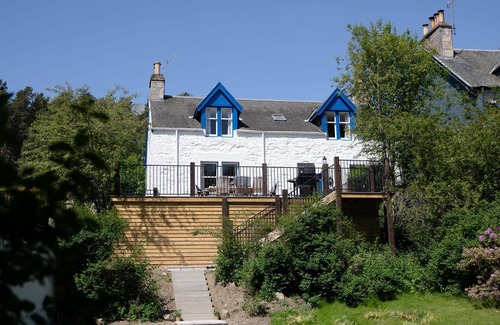 Aviemore Apartment | Sleeps 8 in 2 double beds, 1 twin and 1 single bedroom with extra single bed available