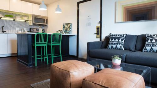 Rutledge Hill House | Sleeps 8 Stylish SoBro Suites Walk to Dining Drinks More – by AvantStay