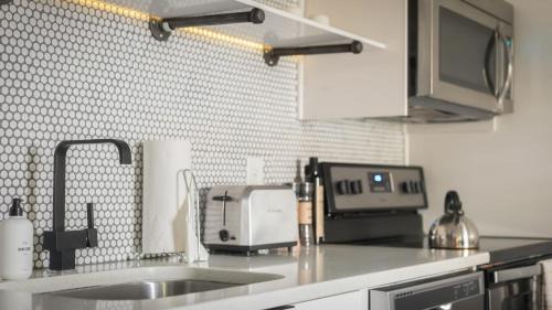 Rutledge Hill House | Sleeps 8 Stylish SoBro Suites Walk to Dining Drinks More – by AvantStay
