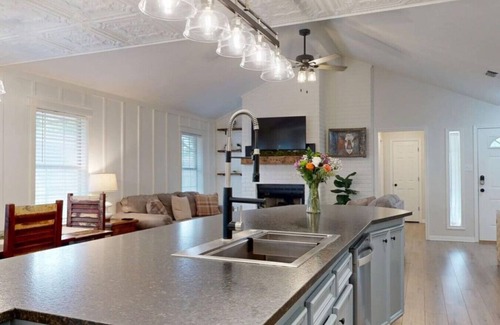 Blinn College-Bryan Campus House | Sleeps 9, Outdoor Firepit, NEW King sized bed, Pet Friendly, 5.2mi from Campus!
