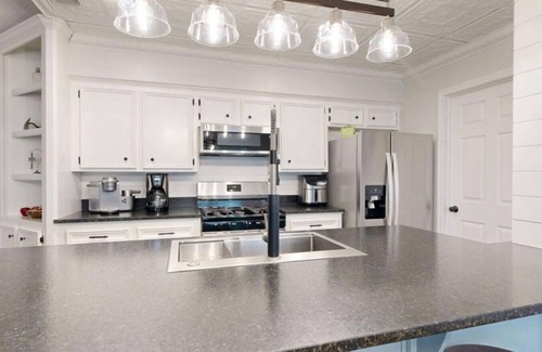 Blinn College-Bryan Campus House | Sleeps 9, Outdoor Firepit, NEW King sized bed, Pet Friendly, 5.2mi from Campus!
