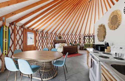 Lava Hot Springs Apartment | Sleeps up to 30 people-Family Retreat! 5 Themed Yurts!