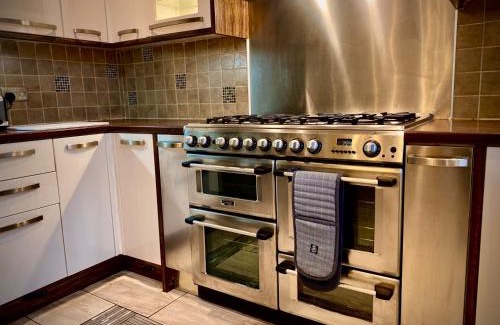 South Shore House | Sleeps10-Parking-Garden-HotTub-PetFriendly